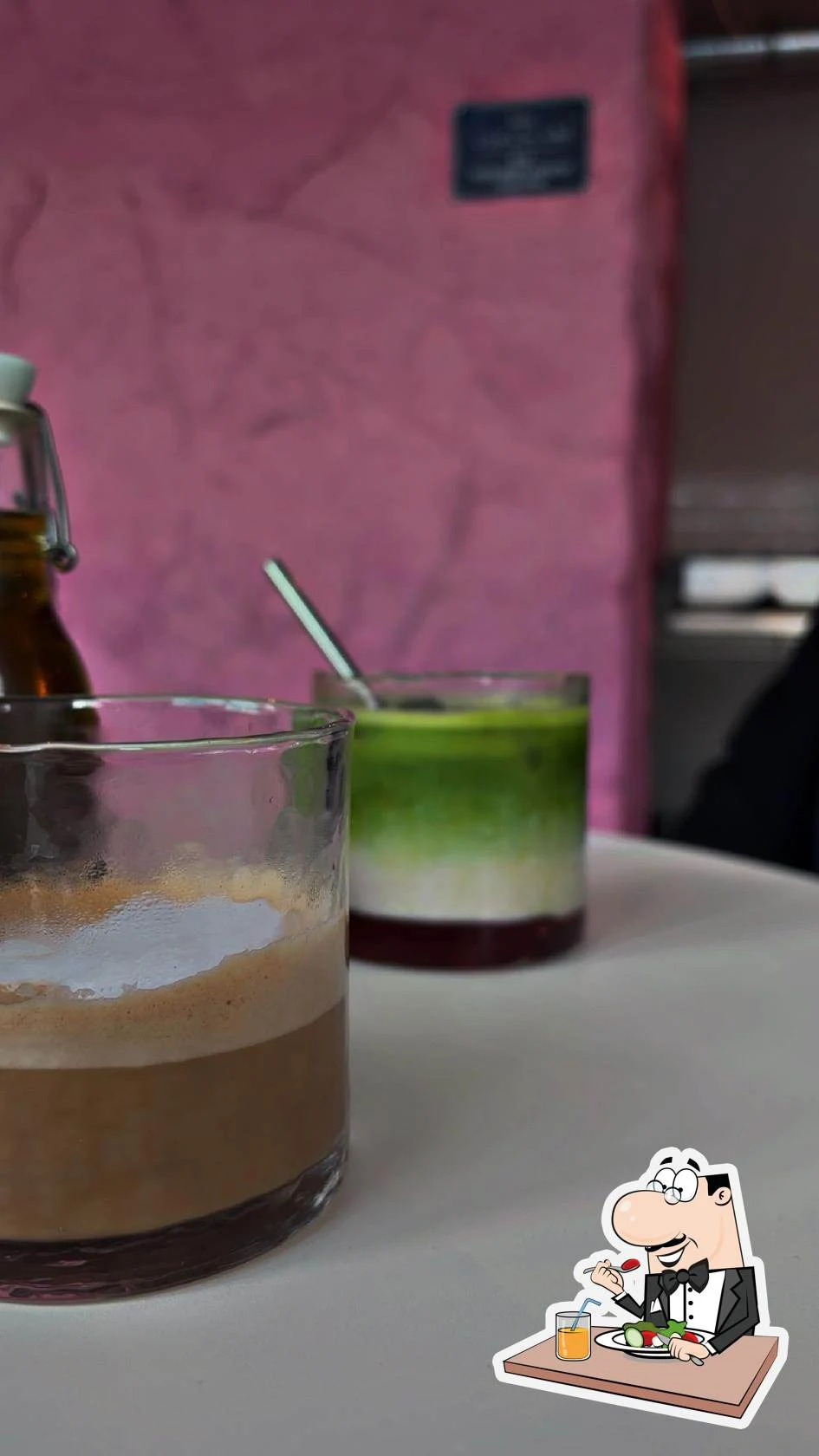 Gelaagde cafédrankjes tegen een roze muur, uit het FTOR-archief