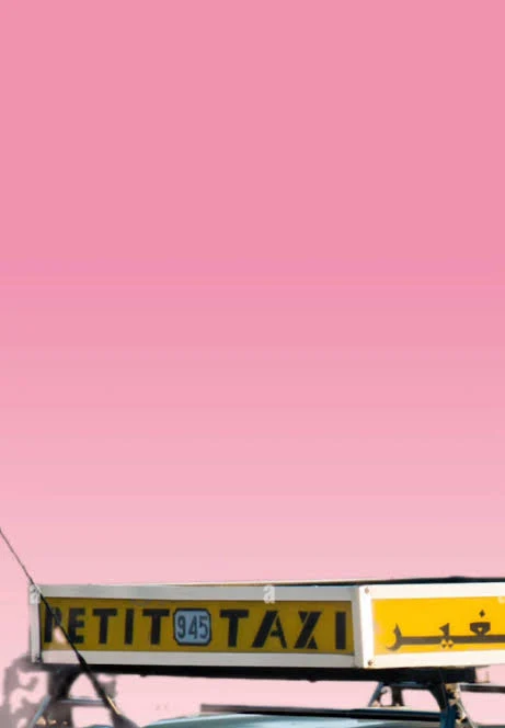 Een Marokkaans taxibord onder een roze lucht, een beeld uit het FTOR-brandarchief