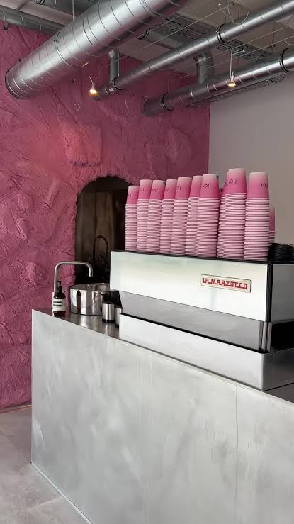 De roze muren, espressomachine en bekers bij FTOR