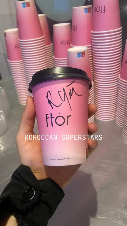 Een roze FTOR beker met het opschrift Moroccan Superstars
